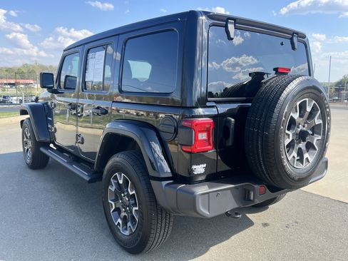 Used 2024 Jeep Wrangler Sahara image 7