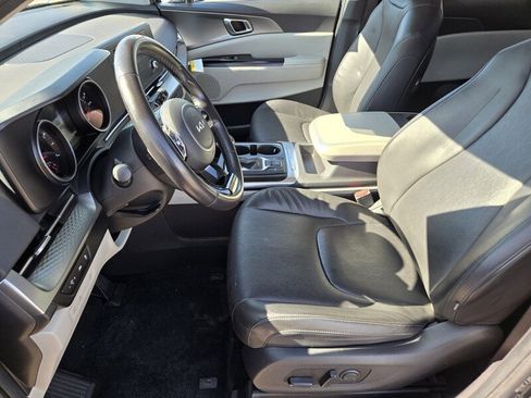 Used 2024 Kia Carnival LX FWD image 11