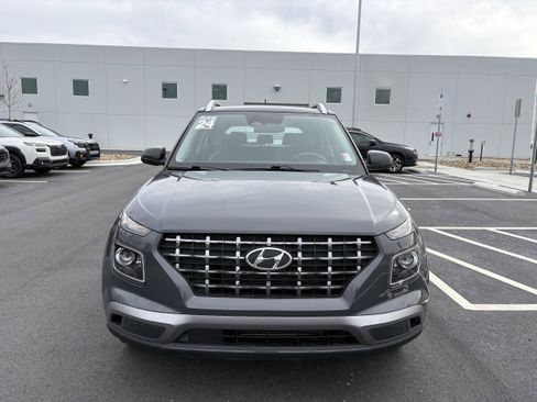 Used 2024 Hyundai Venue Limited image 2