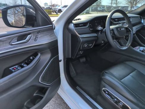 Used 2025 Jeep Grand Cherokee L Overland w/ Luxury Tech Group IV AWD/4WD image 18