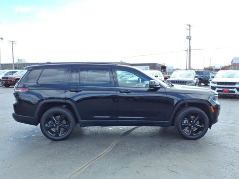 Used 2025 Jeep Grand Cherokee L Laredo image 2