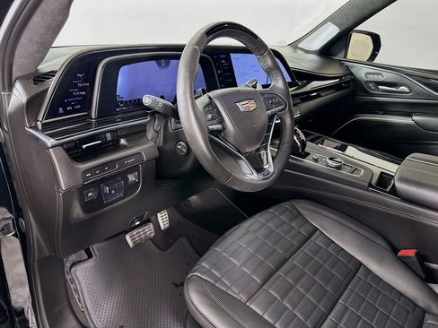 Used 2024 Cadillac Escalade ESV V w/ LPO, ONYX Package AWD/4WD image 9