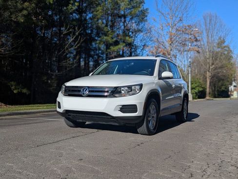 Used 2017 Volkswagen Tiguan S image 4