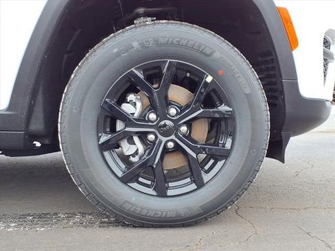 New 2025 Jeep Grand Cherokee Altitude image 9