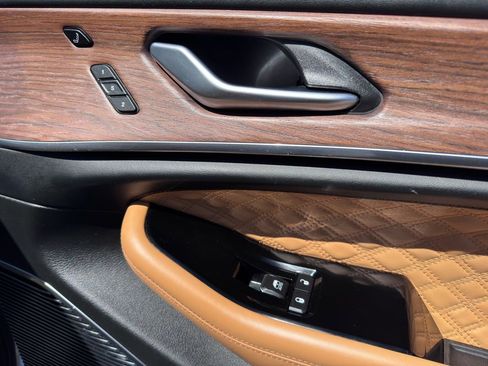 Used 2022 Jeep Grand Cherokee Summit w/ Luxury Tech Group V AWD/4WD image 28