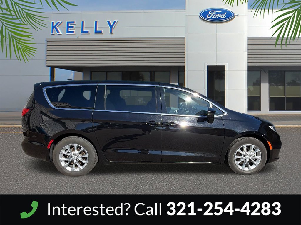 Used 2026 Chrysler Pacifica Limited FWD image 6