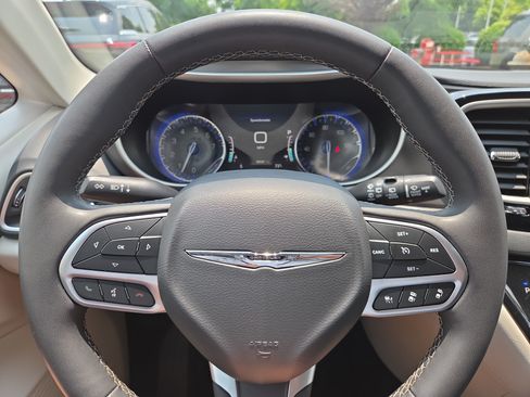 Used 2023 Chrysler Pacifica Touring-L FWD image 11