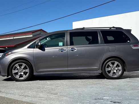 Used 2018 Toyota Sienna SE image 7
