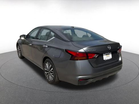 Used 2025 Nissan Altima 2.5 SV image 11