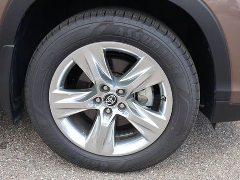 Used 2019 Toyota Highlander Limited image 11