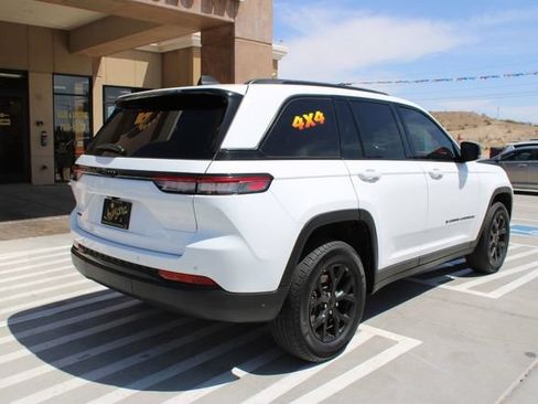 Used 2025 Jeep Grand Cherokee Altitude AWD/4WD image 5