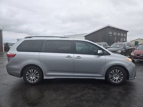 Used 2018 Toyota Sienna XLE image 4