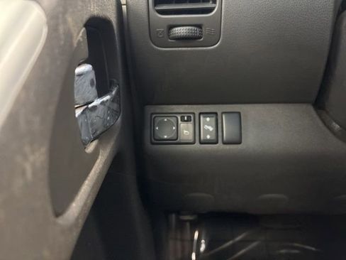 Used 2010 Nissan Pathfinder SE image 32