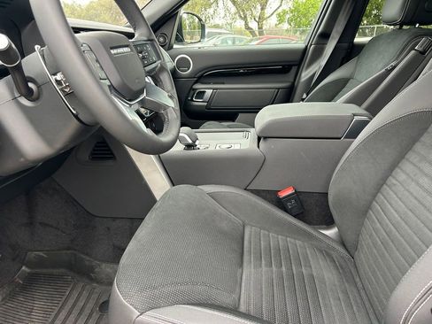 Used 2025 Land Rover Discovery S image 11