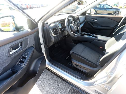 Used 2023 Nissan Rogue SV image 10