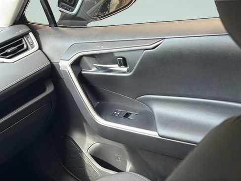 Used 2020 Toyota RAV4 XLE FWD image 13