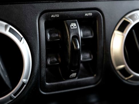 Used 2018 Jeep Wrangler Unlimited Sahara image 25