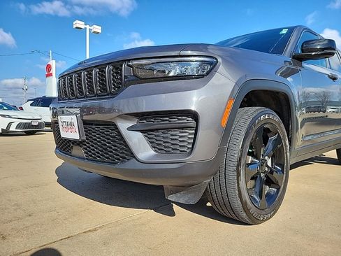 Used 2025 Jeep Grand Cherokee Altitude AWD/4WD image 16