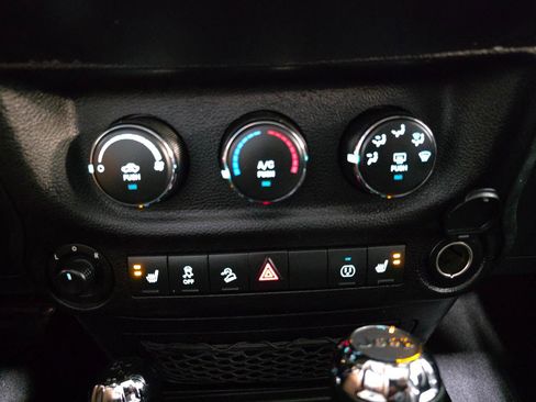 Used 2018 Jeep Wrangler Unlimited Sahara AWD/4WD image 31