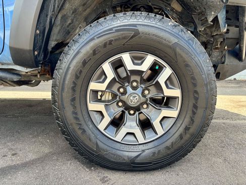 Used 2019 Toyota Tacoma TRD Off-Road AWD/4WD image 30
