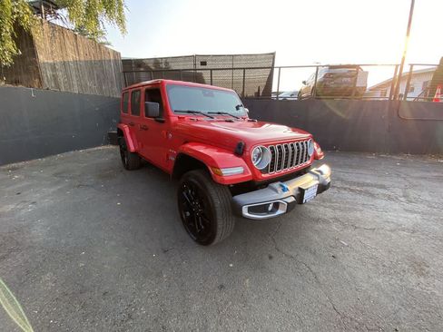 Used 2024 Jeep Wrangler Unlimited Sahara AWD/4WD image 8