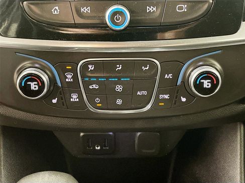 Used 2021 Chevrolet Traverse LT image 16