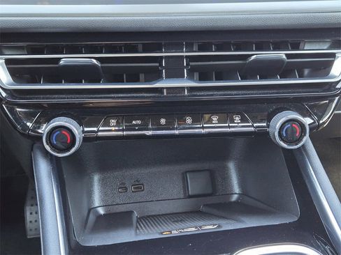 Used 2025 Chevrolet Traverse LT image 21