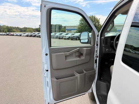 Used 2026 Chevrolet Express 3500 LT w/ LT Preferred Equipment Group RWD image 10