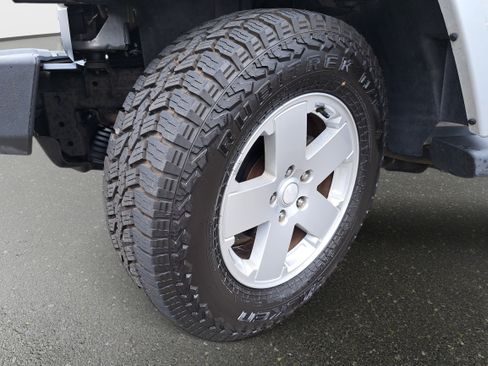 Used 2012 Jeep Wrangler Unlimited Sahara w/ Dual Top Group AWD/4WD image 26