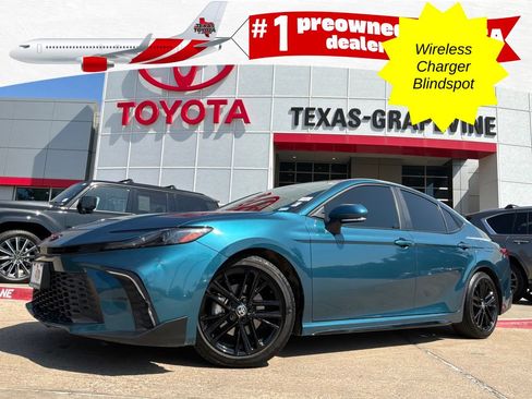Used 2025 Toyota Camry SE w/ Convenience Package FWD image 1