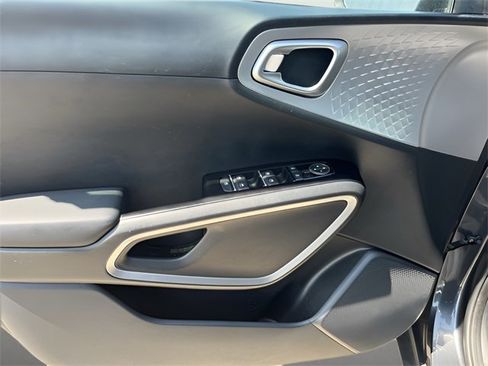 Used 2023 Kia Soul LX w/ LX Technology Package image 13