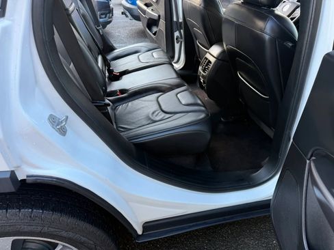 Used 2019 Jeep Cherokee Limited image 17