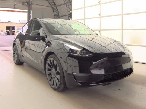 Used 2023 Tesla Model Y Performance image 2
