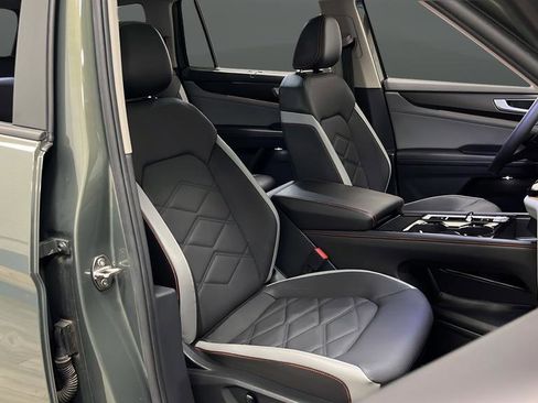 Used 2024 Volkswagen Atlas Peak Edition SEL AWD/4WD image 25