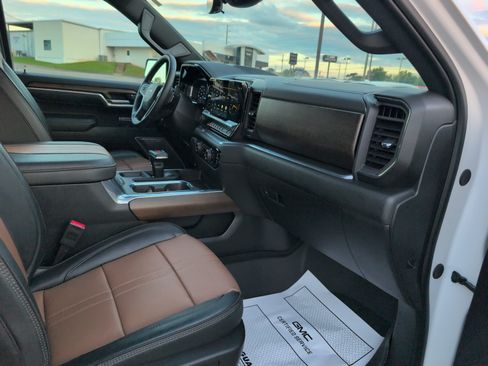Used 2025 Chevrolet Silverado 1500 High Country AWD/4WD image 7