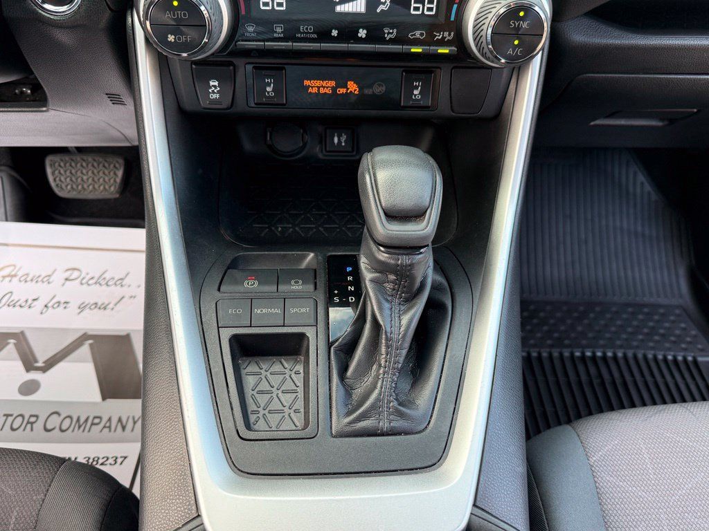 Used 2019 Toyota RAV4 XLE w/ Convenience Package FWD image 20