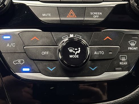 Used 2023 Chrysler Pacifica Touring-L w/ Uconnect Theater Family Group AWD/4WD image 18