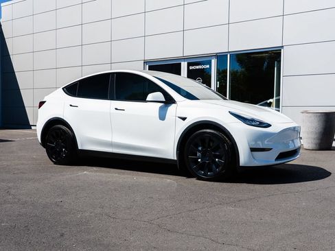 Used 2023 Tesla Model Y Long Range AWD/4WD image 24