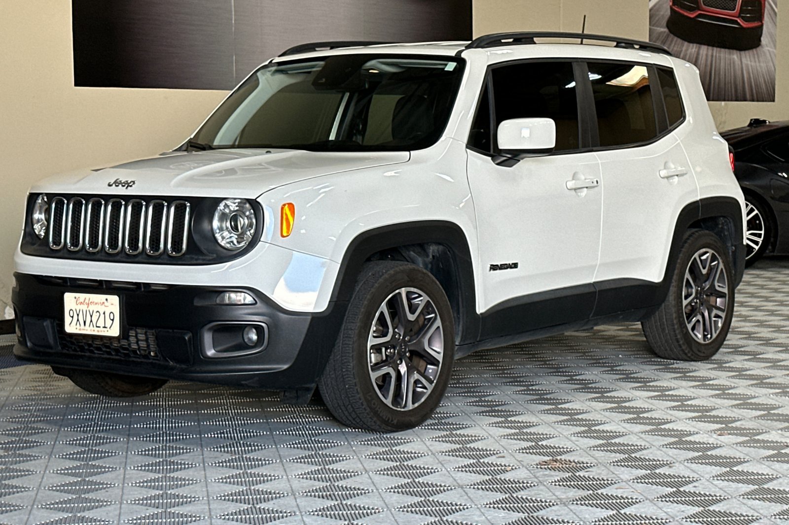 Used 2018 Jeep Renegade Latitude FWD image 8