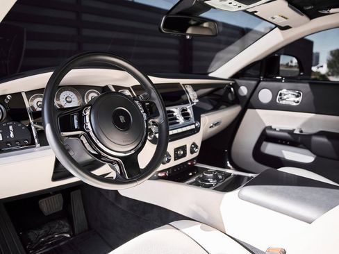 Used 2015 Rolls-Royce Wraith image 2