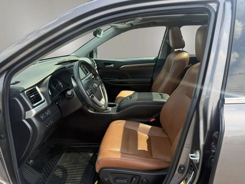 Used 2018 Toyota Highlander Limited Platinum AWD/4WD image 16