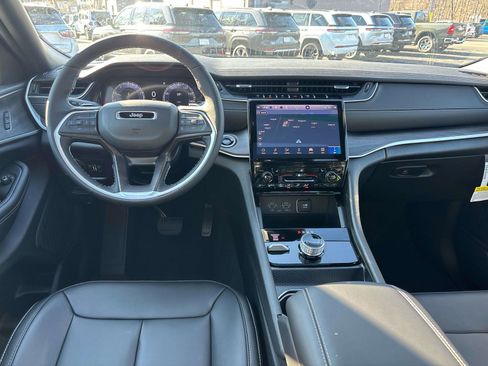 New 2025 Jeep Grand Cherokee Limited image 9