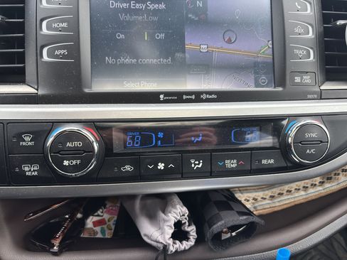 Used 2018 Toyota Highlander XLE image 7