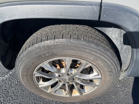 Used 2019 Jeep Cherokee Latitude Plus w/ Cold Weather Group image 3