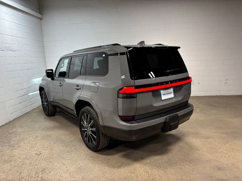 Used 2024 Lexus GX 550 image 9