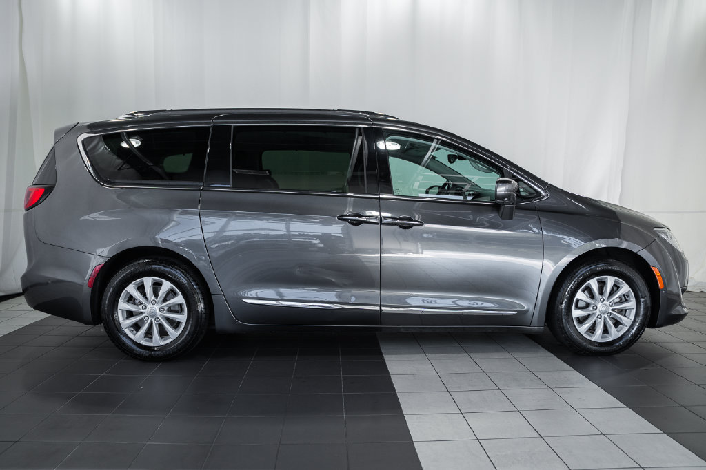 Used 2018 Chrysler Pacifica Touring-L Plus w/ Advanced Safetytec Group FWD image 3