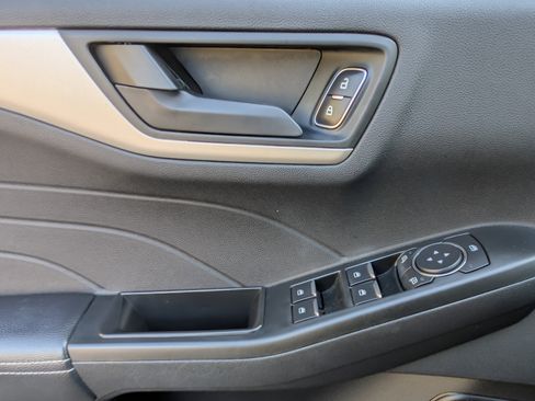 Used 2022 Ford Escape SE w/ SE Sport Appearance Package image 15