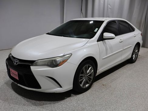 Used 2017 Toyota Camry SE image 6