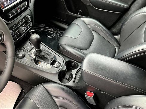 Used 2022 Jeep Cherokee Limited AWD/4WD image 18