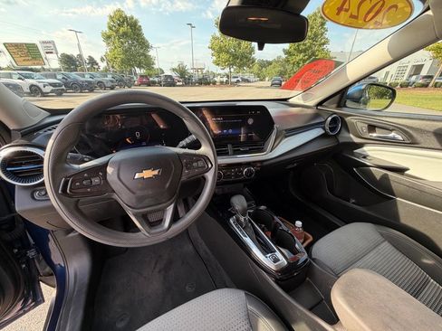 Used 2024 Chevrolet Trax LT FWD image 18